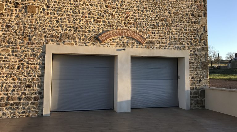 Porte de garage sectionnelle avec panneaux micro rénurés _ SARL BERGER