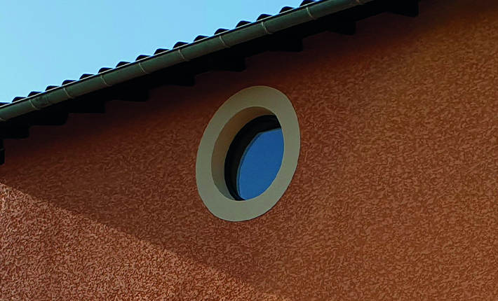 Oeil de boeuf fixe en aluminium intégré dans maison en pierre _ SARL BERGER